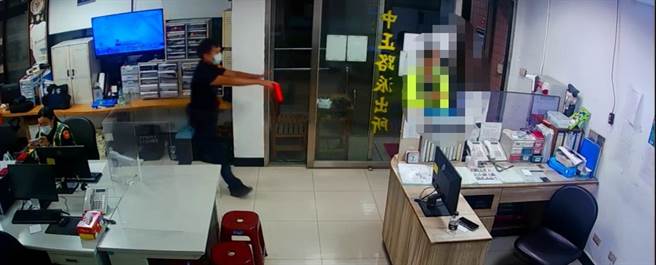 王男又再次回到派出所向警員何漢宗道謝，甚至準備了1個紅包要送給何員，何員見狀連忙婉拒（淡水警提供／戴上容新北傳真）