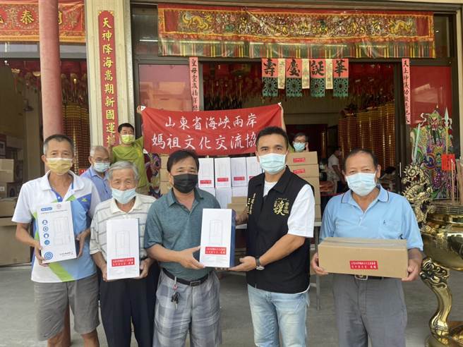 山东省两岸妈祖文化交流协会捐赠浩天宫防疫物资，由浩天宫重建主委王经绽（右二）代表接受。（浩天宫提供／王文吉台中传真）