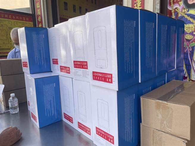 山东省两岸妈祖文化交流协会捐赠防疫用酒精测温消毒仪200台丶防疫护目镜3600个。（浩天宫提供／王文吉台中传真）