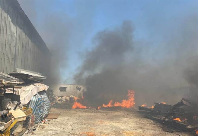 桃園市大園區沙崙里13鄰31-7號一處工廠12點多傳出火警，現場有火焰冒出、濃煙密佈。（民眾提供）