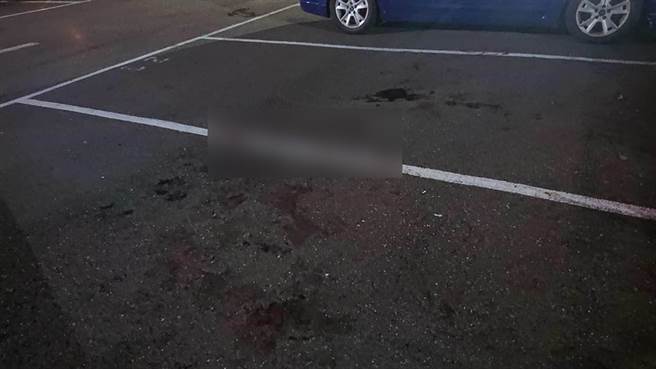 林嫌等3人分持刀械，将被害人按在地上，将其右手掌如砧板的肉一样剁烂，现场血迹斑斑。（程炳璋摄）