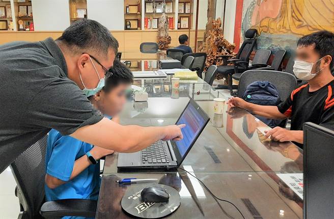 新北市患有癫痫重症的瑞瑞（化名）从永平高中国中部毕业后，受自身疾病影响，1年来未升学就业，每日几乎足不出户，市府结合友善店家资源，让端端能在家自学剪辑、拍摄影片，并获得打工机会，成功找到人生方向。（教育局提供）