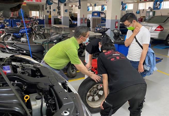 新北市教育局今年扩大推动「HOPE青少年就学就业关怀计画」，整合民间资源，协助国中毕业后尚未规画生涯发展、中途离校等学生找到人生方向。（新北市教育局提供）