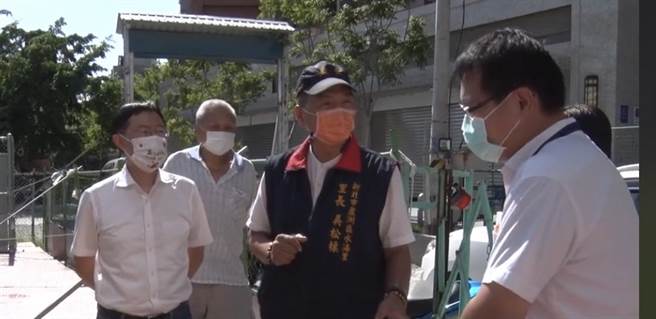 新北市芦洲区仁爱街内约1350平方公尺公园预定地，过去因产权复杂、地势低洼沦为停车荒地，里长吴松标（中）向新北市议员李坤城陈情（右３）。（民眾提供／戴上容新北传真）