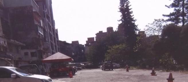 新北市芦洲区仁爱街内约1350平方公尺公园预定地，过去因产权复杂、地势低洼沦为停车荒地（公所提供／戴上容新北传真）