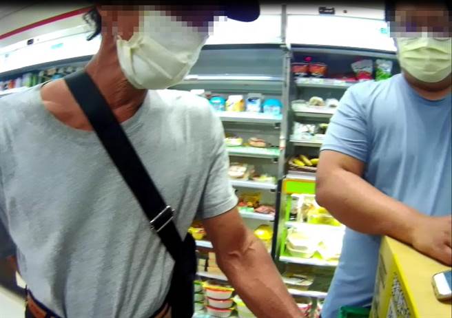 台中65歲男子直奔超商購買1千元遊戲點數，被趕到的員警點醒愛情陷阱。（台中市第二分局提供／王文吉台中傳真）