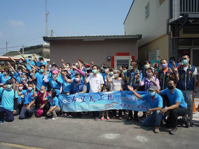 云林县斗南镇沈阿嬷1家6口挤50年危屋，希望义工团帮助重建圆梦。（张朝欣摄）