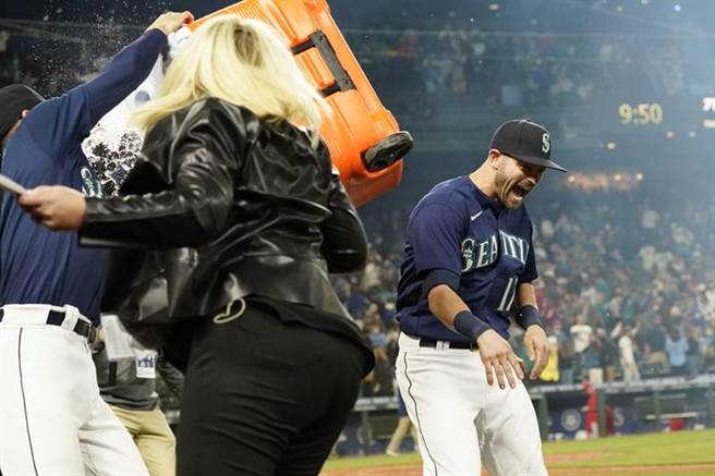 水手球員慶祝擊敗天使，保住在例行賽最後一戰爭奪外卡的機會。（美聯社）