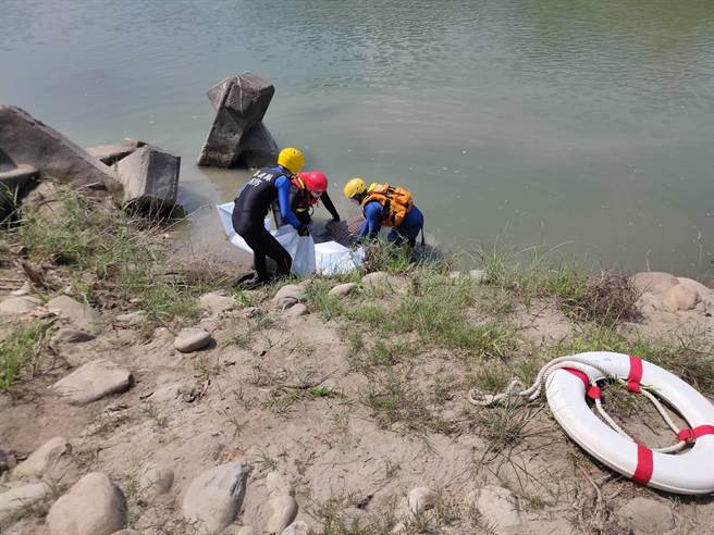 嘉義縣消防局搜救人員抵達，發現死者漂在距岸邊約20公尺遠河道上，將遺體拉上岸後，交由水上分局柳林派出所員警處理。（嘉縣消防局提供∕呂妍庭嘉義傳真）