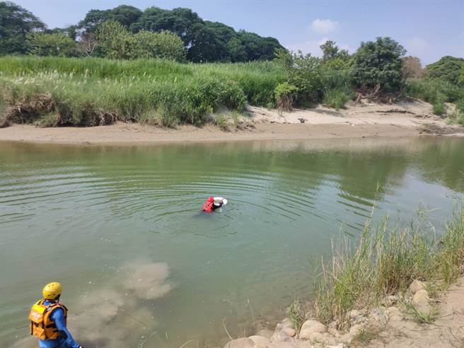 嘉義縣消防局搜救人員抵達，發現死者漂在距岸邊約20公尺遠河道上，將遺體拉上岸後，交由水上分局柳林派出所員警處理。（嘉縣消防局提供∕呂妍庭嘉義傳真）