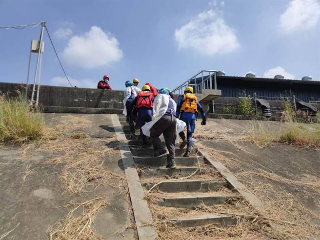 嘉義縣消防局搜救人員抵達，發現死者漂在距岸邊約20公尺遠河道上，將遺體拉上岸後，交由水上分局柳林派出所員警處理。（嘉縣消防局提供∕呂妍庭嘉義傳真）