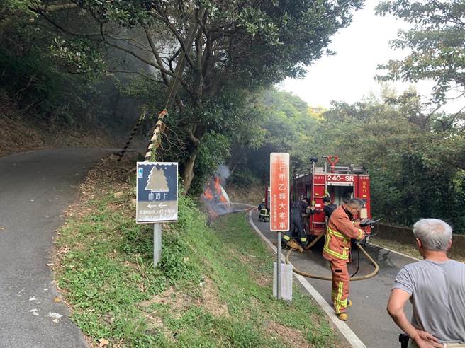 新北市67岁邓姓男子昨日开车，从树林民和街与德和街口往龟山行驶，未料因前方车辆突然煞车，邓男即时往右闪避，却不慎摔落山坡，车辆随即发生自燃，所幸刚好有路过民眾发现他受困车辆，紧急将他拉出车外。（警方提供）