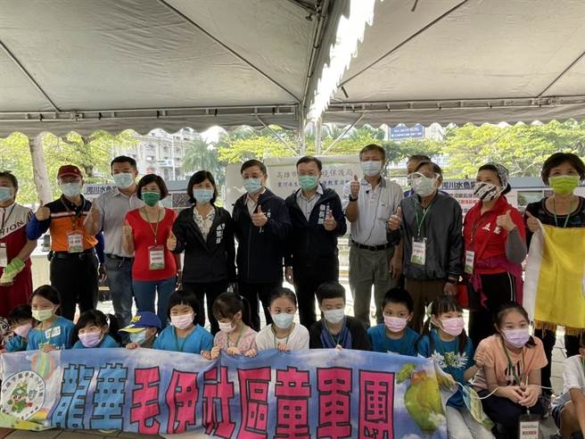 高市府环保局3日在爱河之心举办爱河水生态保育环境教育活动，让学生及民眾了解水色异常变化，大多并非污染造成，而是因为季节转换，藻类大量繁殖所致，学生们纷纷表示实地学习让大家受益良多。（洪浩轩摄）