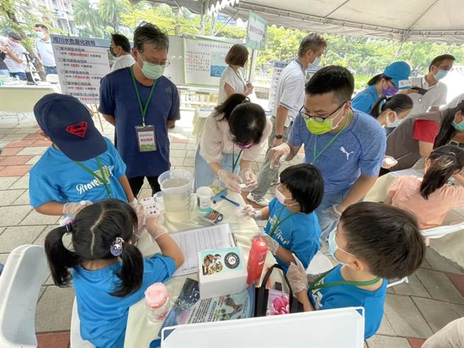 高市府环保局3日在爱河之心举办爱河水生态保育环境教育活动，让学生及民眾了解水色异常变化，大多并非污染造成，而是因为季节转换，藻类大量繁殖所致，学生们纷纷表示实地学习让大家受益良多。（洪浩轩摄）