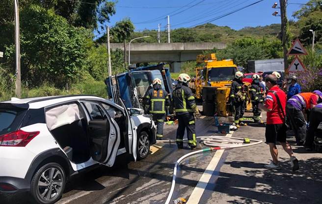 桃园芦竹货车过弯不慎侧翻，波及对向车辆共4人受伤。（民眾提供）