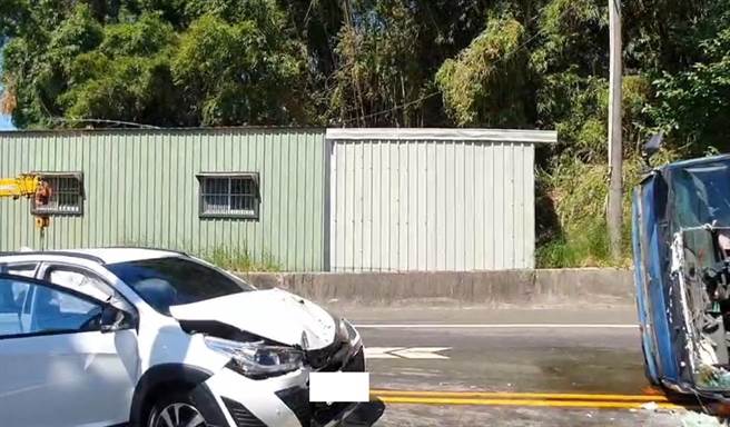 桃园芦竹早上有1辆货车因过弯不慎侧翻，波及对向车辆。（芦竹警分局提供／陈梦茹桃园传真）