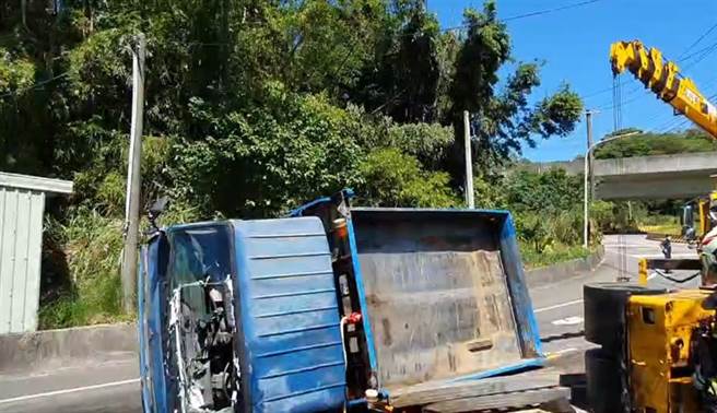 44岁杨姓男子驾驶营业小货车疑似下坡过弯不慎，车辆侧翻。（芦竹警分局提供／陈梦茹桃园传真）