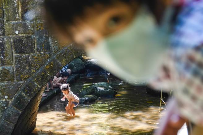 指挥中心放宽防疫标准，民眾在户外空旷地区，可视人流多寡不必配戴口罩。（黄子明摄）