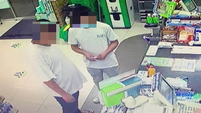 2嫌把騙來的500元拿到附近超商消費。（讀者提供／張毓翎台南傳真）