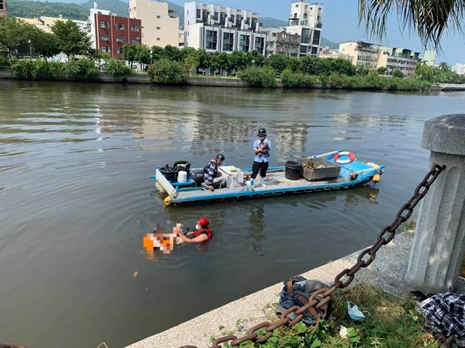 陳男跳入愛河中救愛犬吉娃娃，人狗落難，所幸雙雙被消防員救起。（翻攝照片／石秀華高雄傳真）