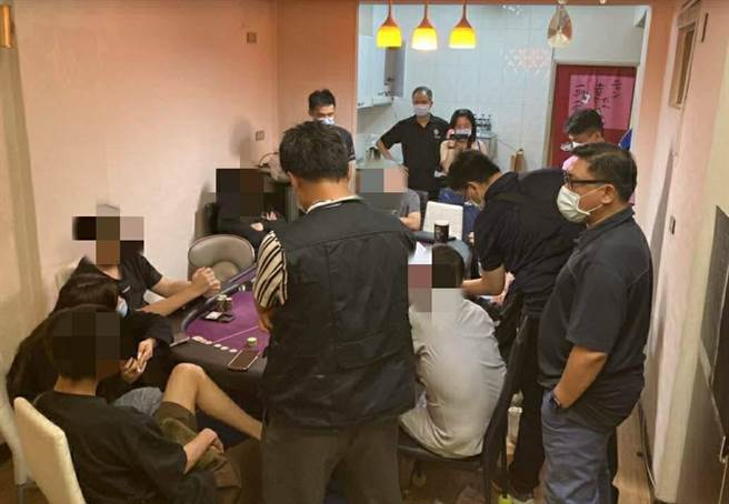 東區警方在裕農路查獲東山再起的德州撲克賭場。（讀者提供／程炳璋台南傳真）