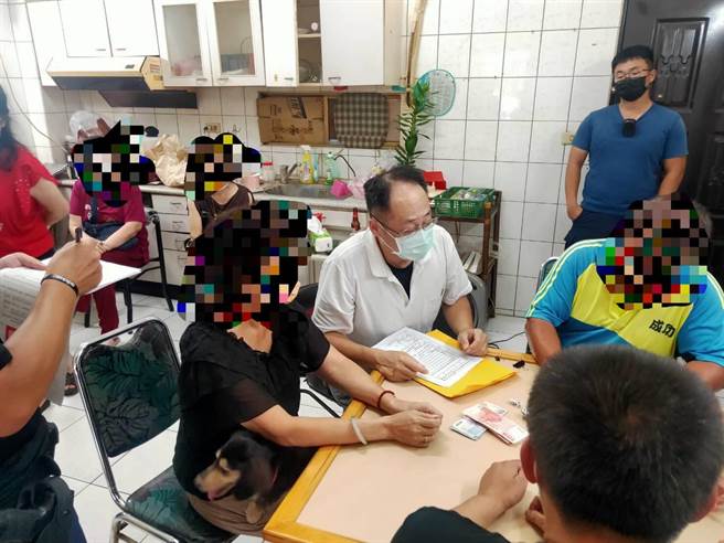 台南市北區警方查獲銀髮族天九牌賭場。（讀者提供／程炳璋台南傳真）