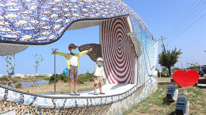 广场上的马加鱼大型装置艺术十分吸睛。（张毓翎摄）