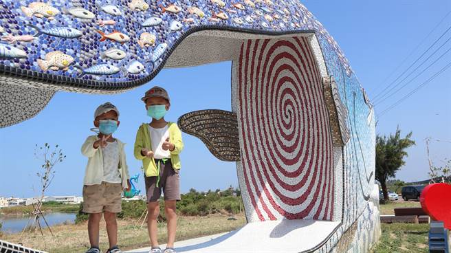 中空鱼体造型，可让游客接近，可休憩遮荫避雨与拍照互动功能。（张毓翎摄）