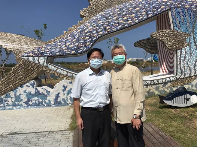 云嘉南风管处长徐振能（左）与设计马加鱼装置艺术的交趾陶大师谢东哲（右）。（云嘉南滨海国家风景区管理处提供／张毓翎台南传真）