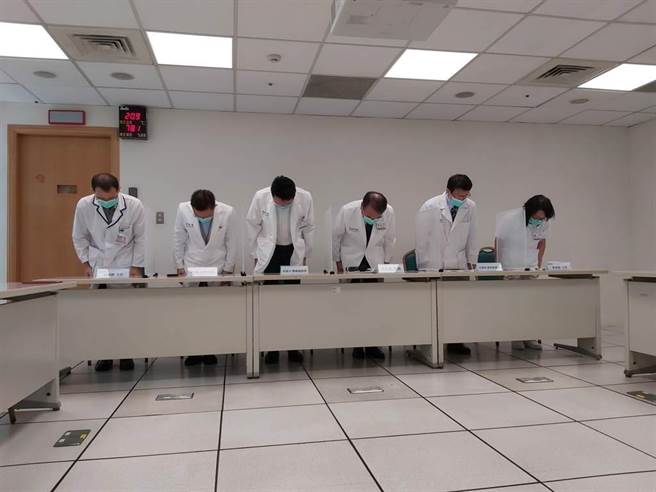 恩主公医院为25名民眾施打未稀释的BNT疫苗原液，新北卫生局点名三缺失，将裁罚25万元；图为恩主公院长吴志雄率领主管向社会大眾致歉。（报系资料照）