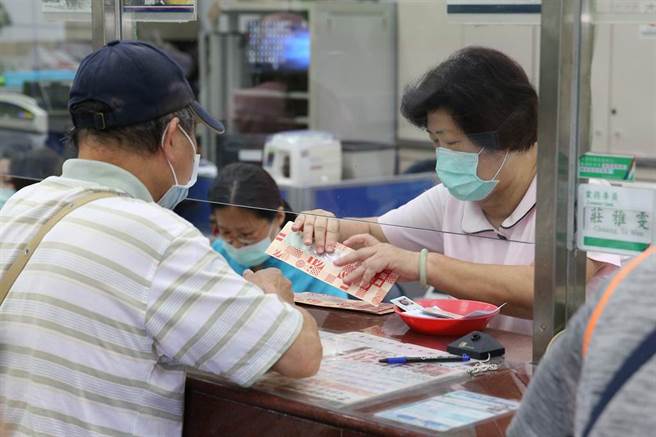 邮局明起预约纸本五倍券，且10月12至30日期间邮局仅受理预约民眾领券。(资料照)
