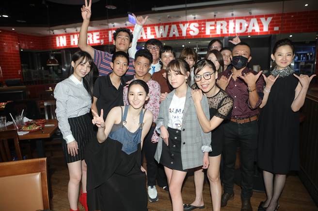 《天桥上的魔术师》金钟庆功宴。（公视提供）