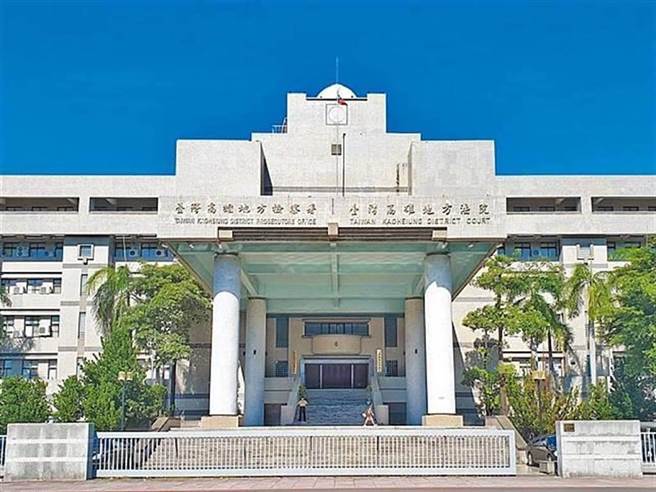 高雄患有精神疾病的林姓男子前年病发妄想「国小同学遭弃尸混凝土车」，开车行经前镇区文林街、新光路口时，突然加速衝撞过马路中的吴男，高雄地方法院判林男须赔偿吴男1913万余元，可上诉。（本报资料照片）