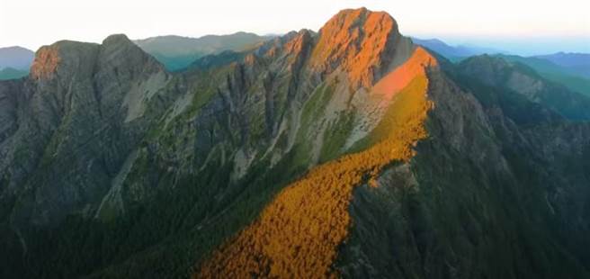 為慶祝110年國慶，外交部特別製作「2021，台灣有你」，並在影片中使用玉山空拍畫面（見圖），不過原版影片卻被發現將玉山誤植為瑞士阿爾卑斯山區的畫面。（圖／翻攝自外交部YouTube）