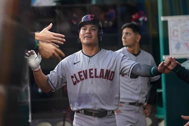 印地安人張育成得分，回休息區接受隊友祝賀。（路透）