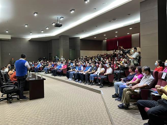 国民党主席当选人朱立伦南投感恩谢票之旅，3日下午在南投县议会举行。（冯惠宜摄）