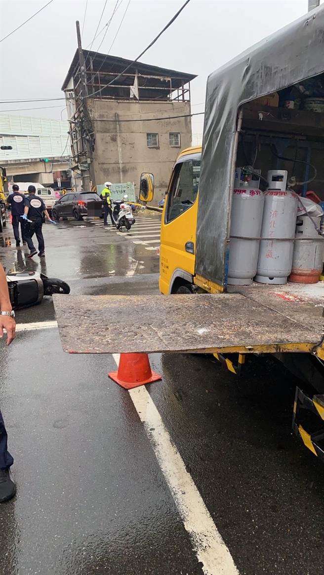 工程車升降機板未收起，造成女騎士遭貨櫃車輾斃。（民眾提供）