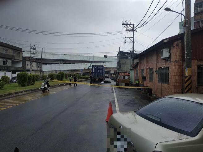 工程車升降機板未收起，造成女騎士遭貨櫃車輾斃。（民眾提供）