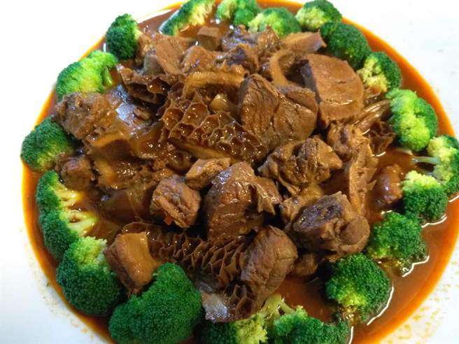 功夫菜「川味牛四宝」飘香四溢。（红舍私房料理提供）