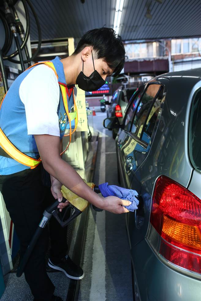 汽油每公升调涨新台币0.1元、柴油调涨0.1元。（资料照/邓博仁摄）