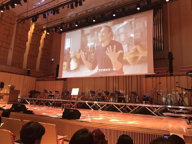 「细雨洒落群山－查马克‧法拉屋乐追思音乐会」3日在屏东演艺厅登场，由查马克的亲友将他心繫一辈子的泰武古谣继续传唱下去。（谢佳潾摄）