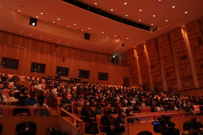 追思音乐会开始，舞台上云集查马克生前各方好友，台下更是座无虚席。（谢佳潾摄）