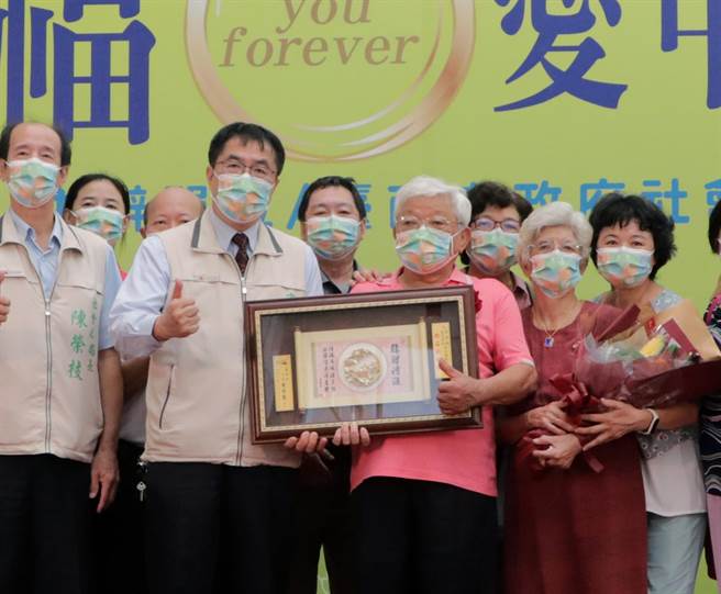 台南市长黄伟哲颁奖表扬结婚72年的万里鹏、万张素珠夫妻。（洪荣志摄）