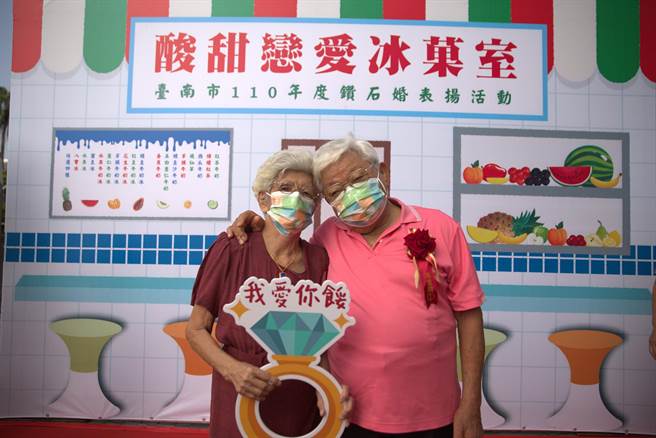 97岁万里鹏、93岁万张素珠牵手走过72个年头，夫妻俩一辈子相互扶持、鹣鲽情深。（市府提供／洪荣志台南传真）
