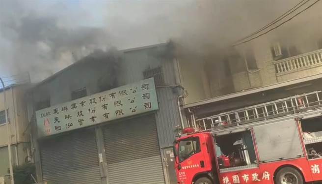 桃園蘆竹區一間電子製造工廠下午傳出火警，現場冒出大量濃煙，消防人員搶救中。（民眾提供）