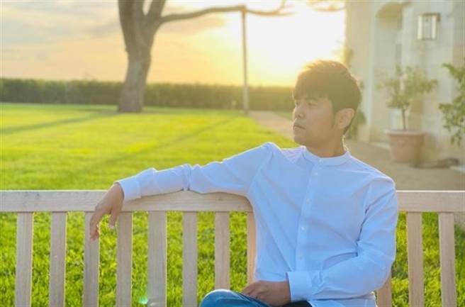 周杰倫為了《周遊記》第2季前往法國巴黎拍攝。（圖/周杰倫IG@jaychou)