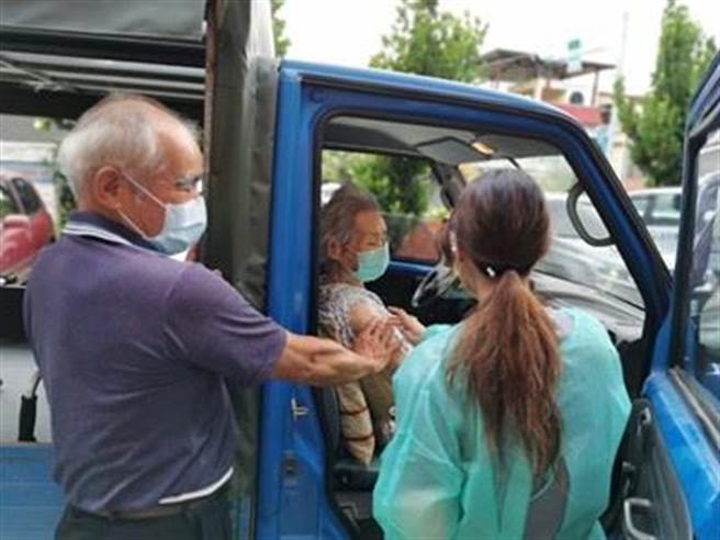 台中市提供无法下车长者，到车接种服务。（台中市卫生局提供／陈淑芬台中传真）