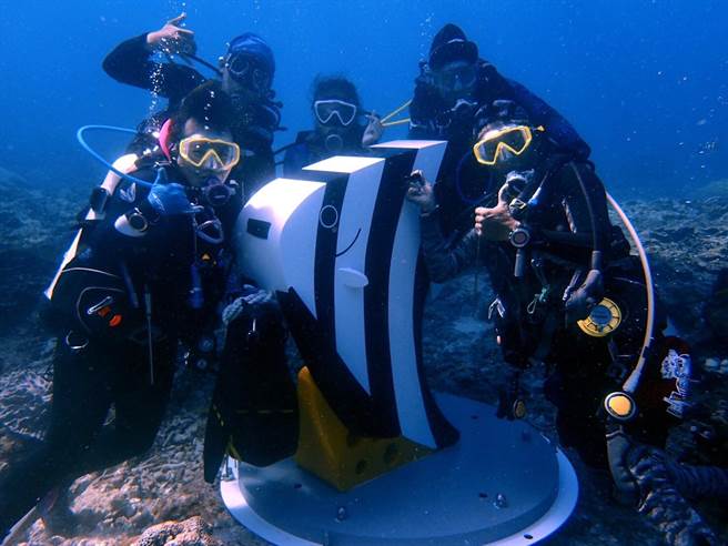 台东县绿岛乡尖翅燕鱼母子邮筒3日启用。（台东县政府提供／蔡旻妤台东传真）