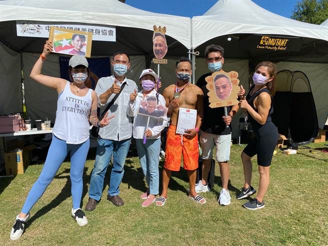 刘坤明的亲友团热情为他助阵。（中华民国健美健身协会提供）