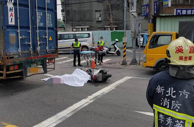 新北一名女騎士擦撞工程車沒有收起的升降板後摔車，不幸遭貨車輾過頭部當場死亡。（民眾提供）